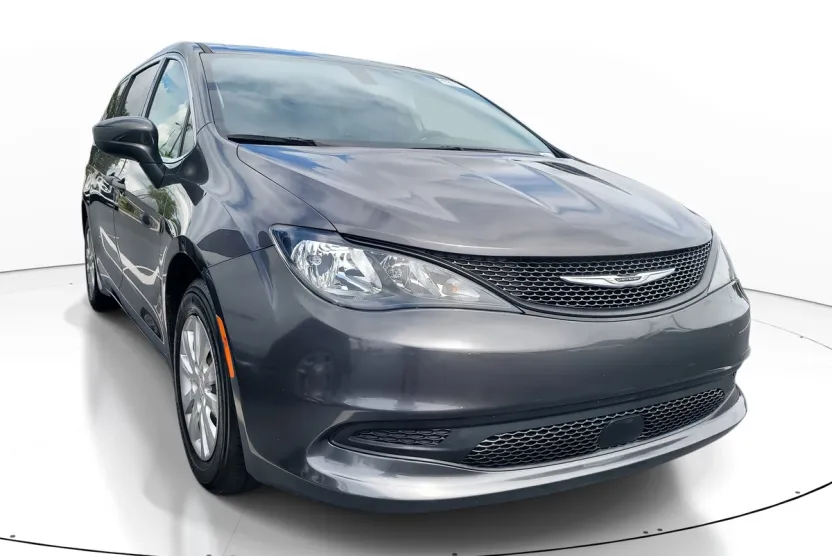 2021 Chrysler Voyager L photo 1