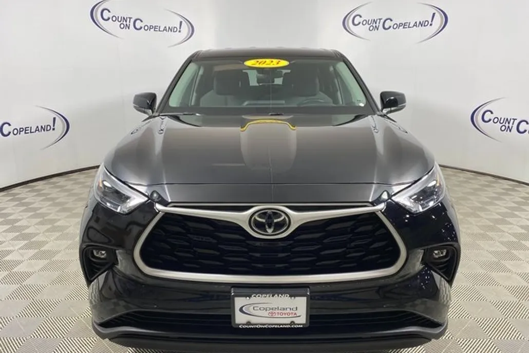 2023 Toyota Highlander LE photo 1