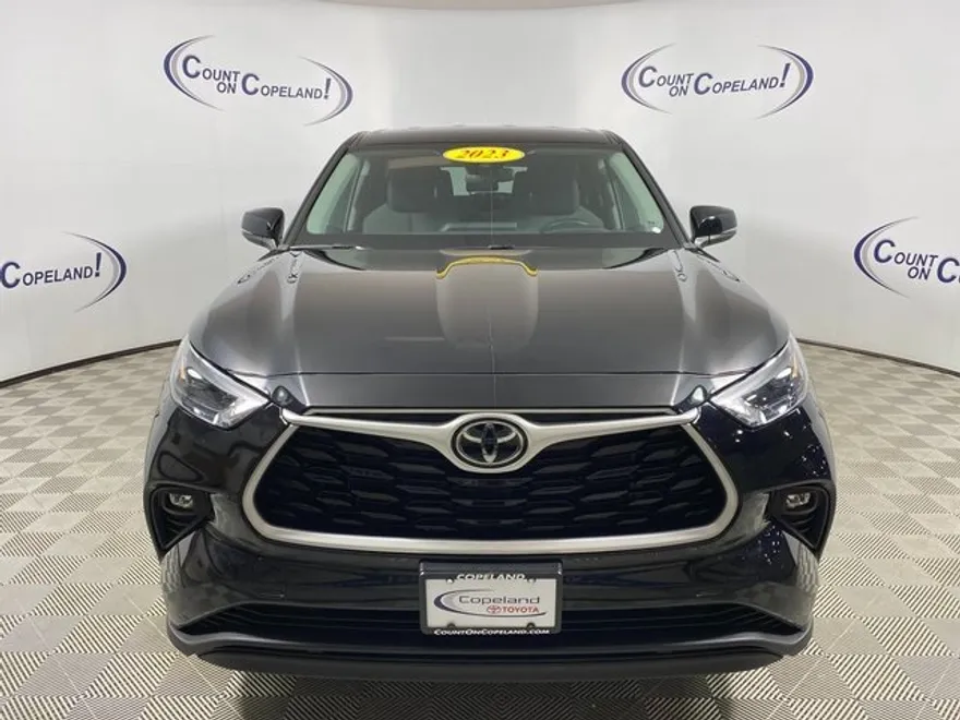 2023 Toyota Highlander LE photo 1
