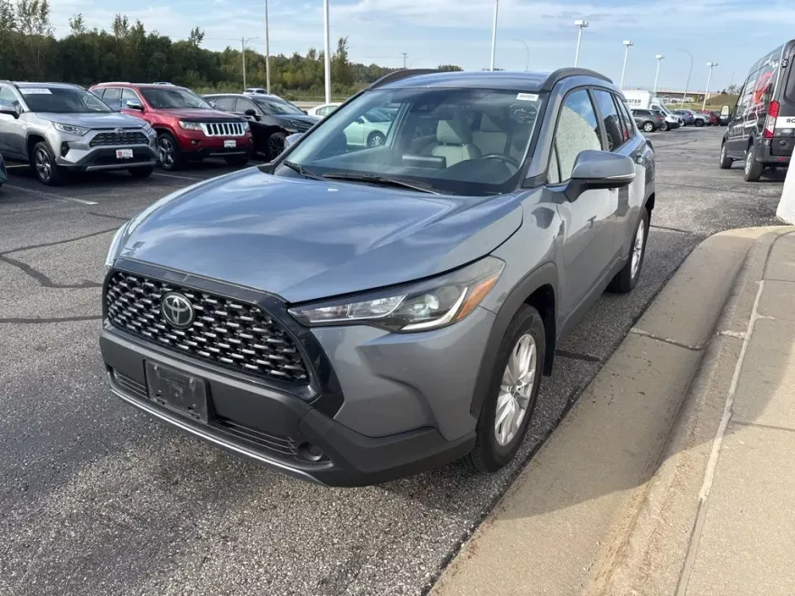 2022 Toyota Corolla Cross LE photo 1