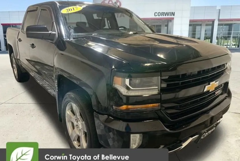 2017 Chevrolet Silverado LT photo 1
