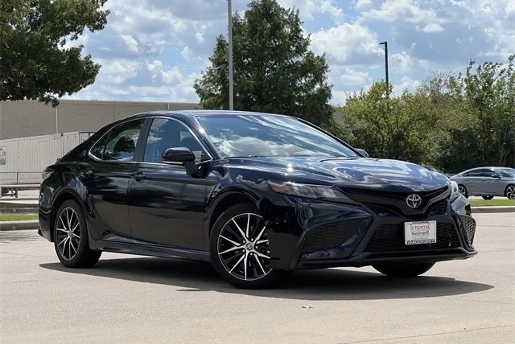 2023 Toyota Camry SE photo 1