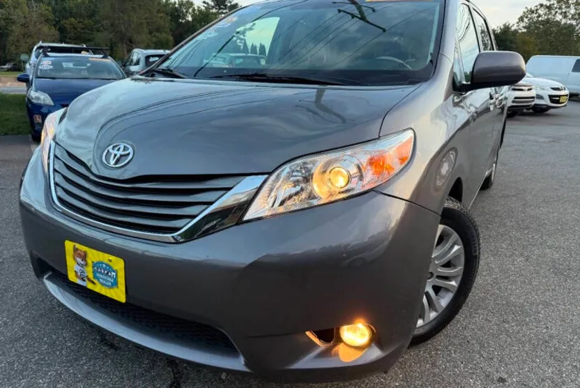2014 Toyota Sienna XLE photo 1