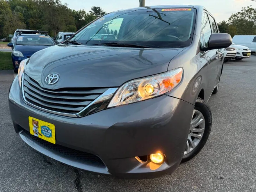 2014 Toyota Sienna XLE photo 1