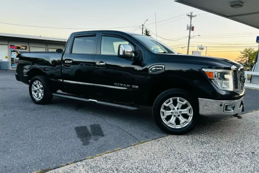 2016 Nissan Titan Crew Cab SL photo 1