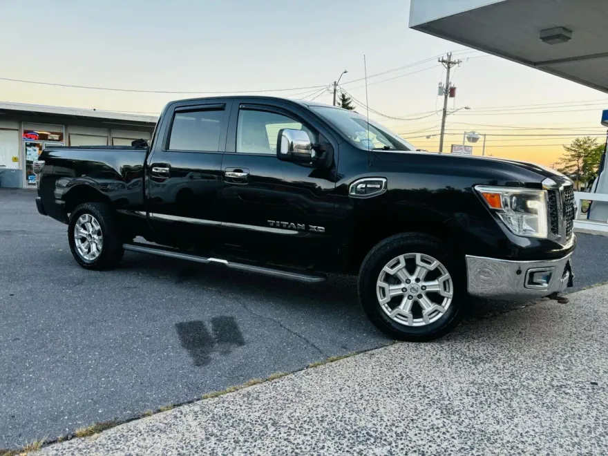 2016 Nissan Titan Crew Cab SL photo 1