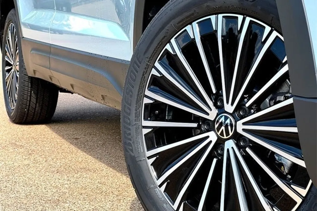 2025 Volkswagen Taos SE photo 1