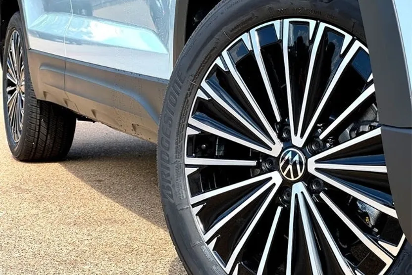 2025 Volkswagen Taos SE photo 1