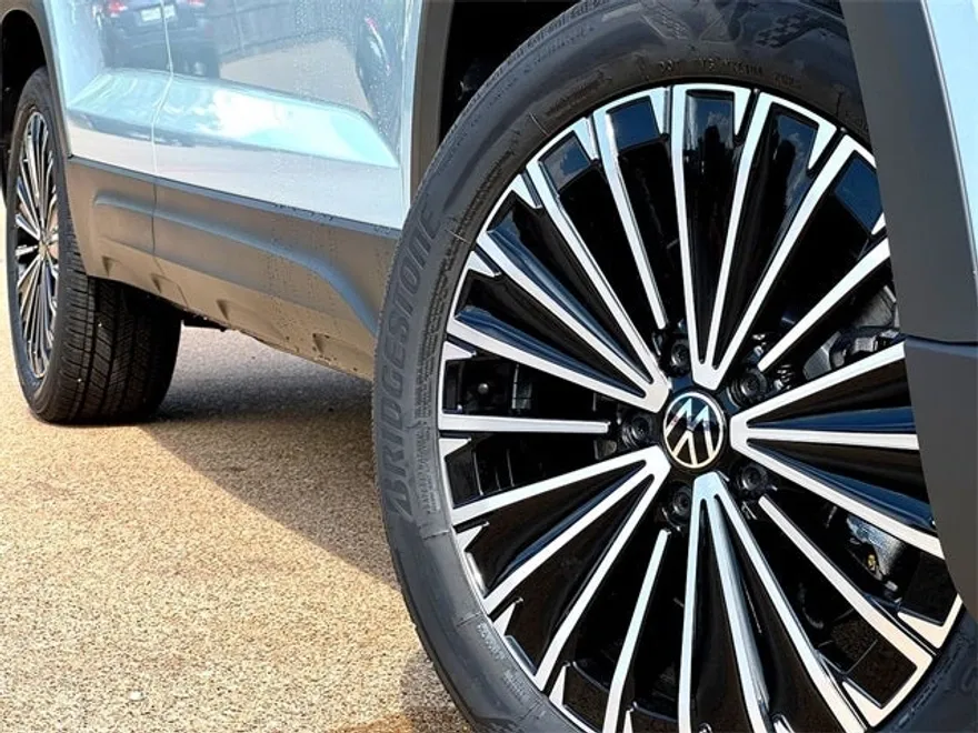 2025 Volkswagen Taos SE photo 1
