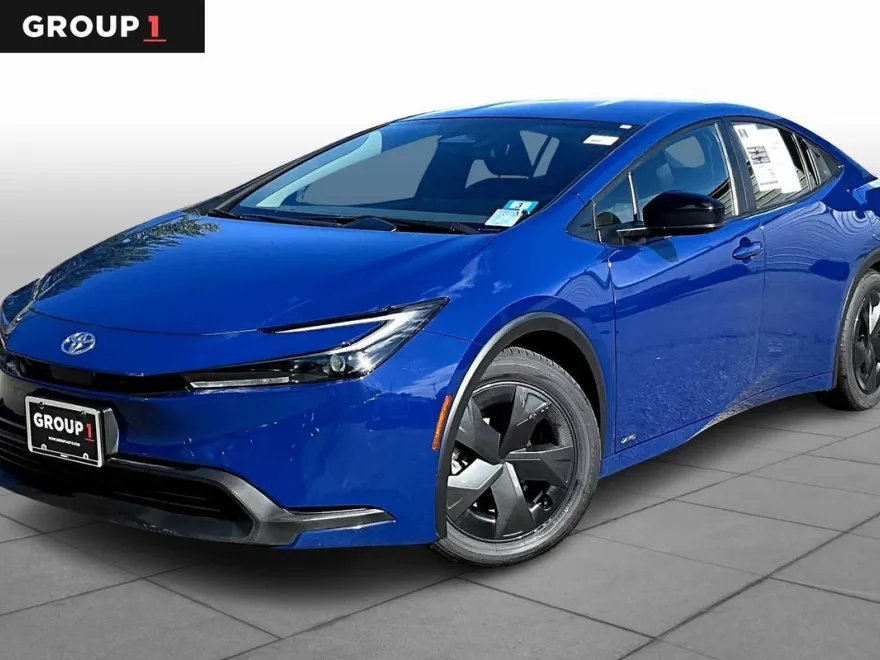 2023 Toyota Prius LE photo 1