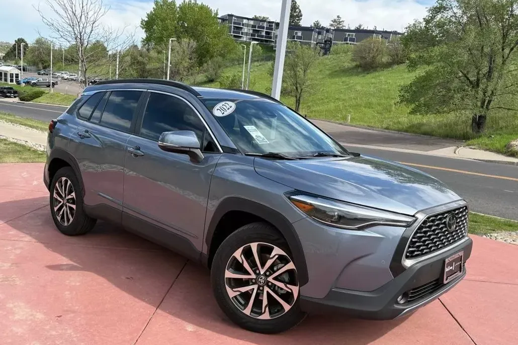 2022 Toyota Corolla Cross XLE photo 1
