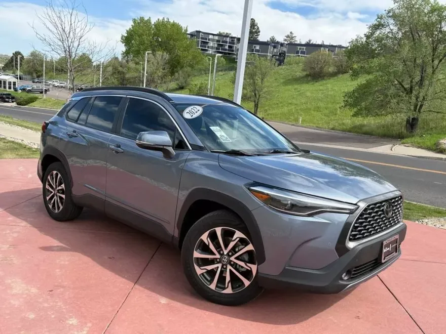 2022 Toyota Corolla Cross XLE photo 1