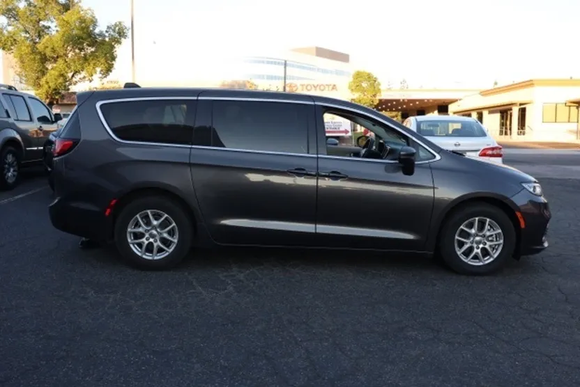 2023 Chrysler Pacifica Touring L photo 1