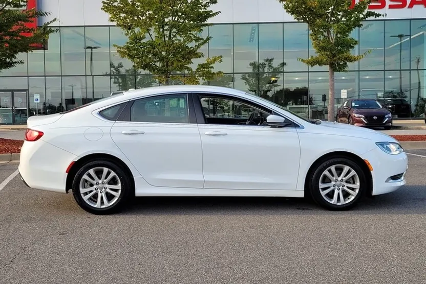 2015 Chrysler 200 Limited photo 1