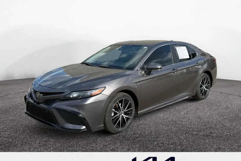 2022 Toyota Camry SE photo 1