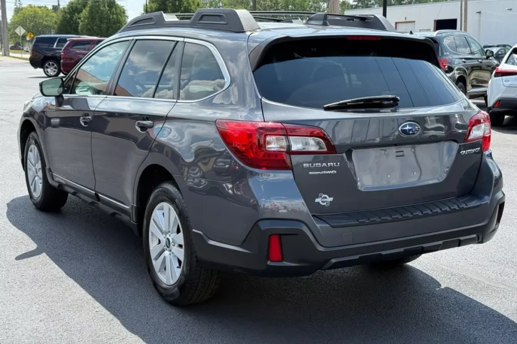 2019 Subaru Outback 2.5i Premium photo 1