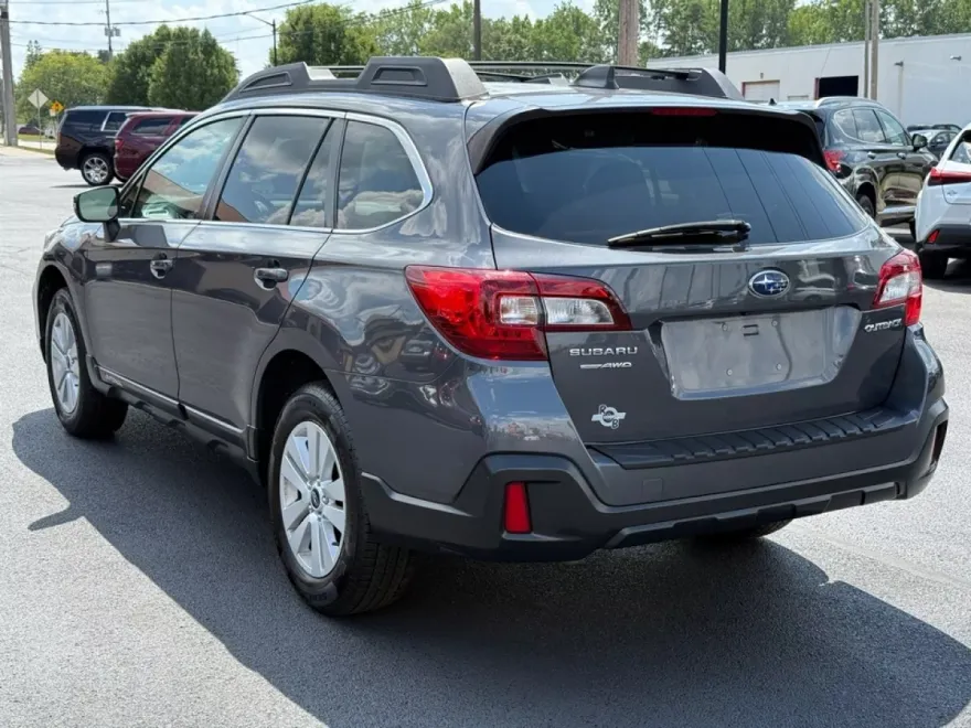 2019 Subaru Outback 2.5i Premium photo 1