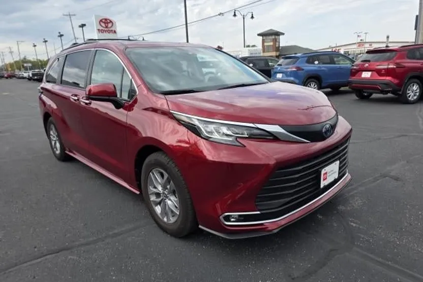 2022 Toyota Sienna XLE photo 1