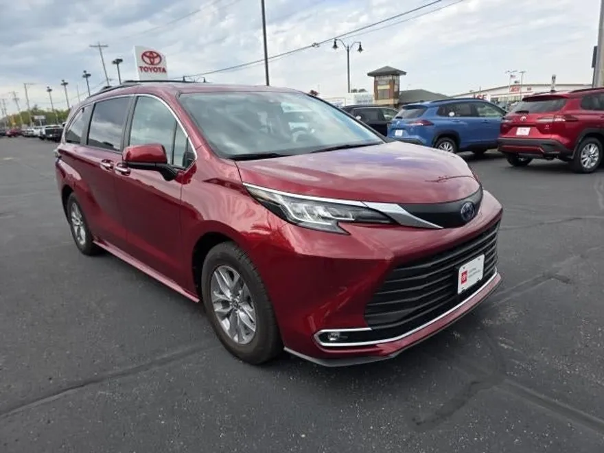 2022 Toyota Sienna XLE photo 1