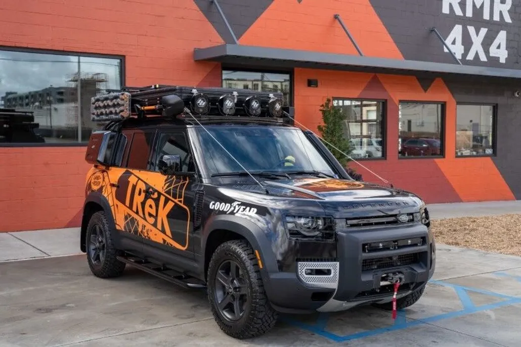 2023 Land Rover Defender photo 1