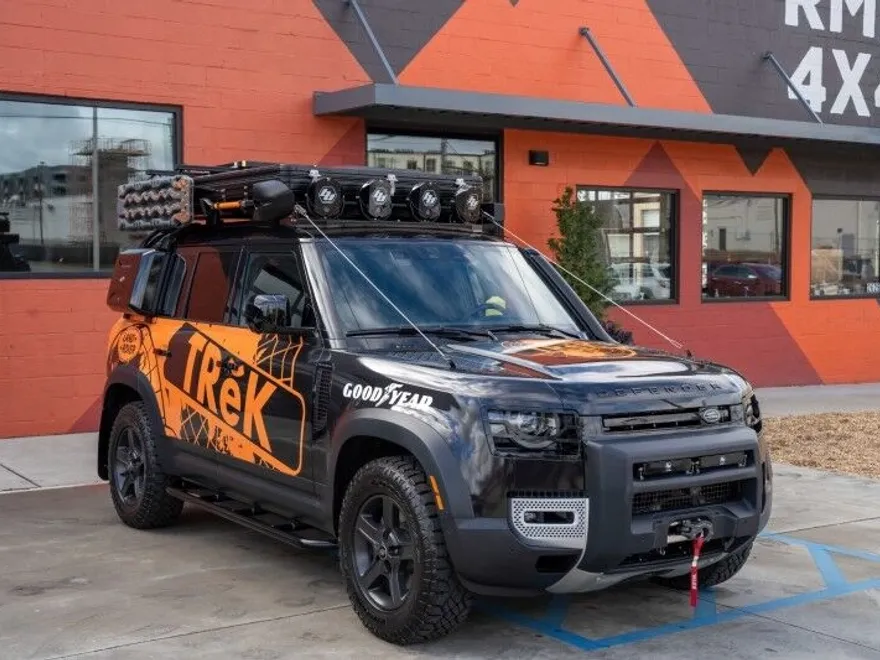 2023 Land Rover Defender photo 1