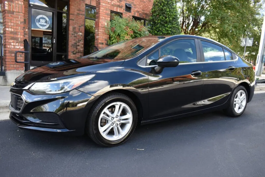 2016 Chevrolet Cruze LT photo 1