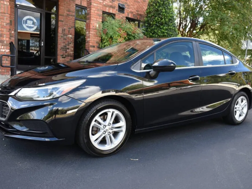 2016 Chevrolet Cruze LT photo 1