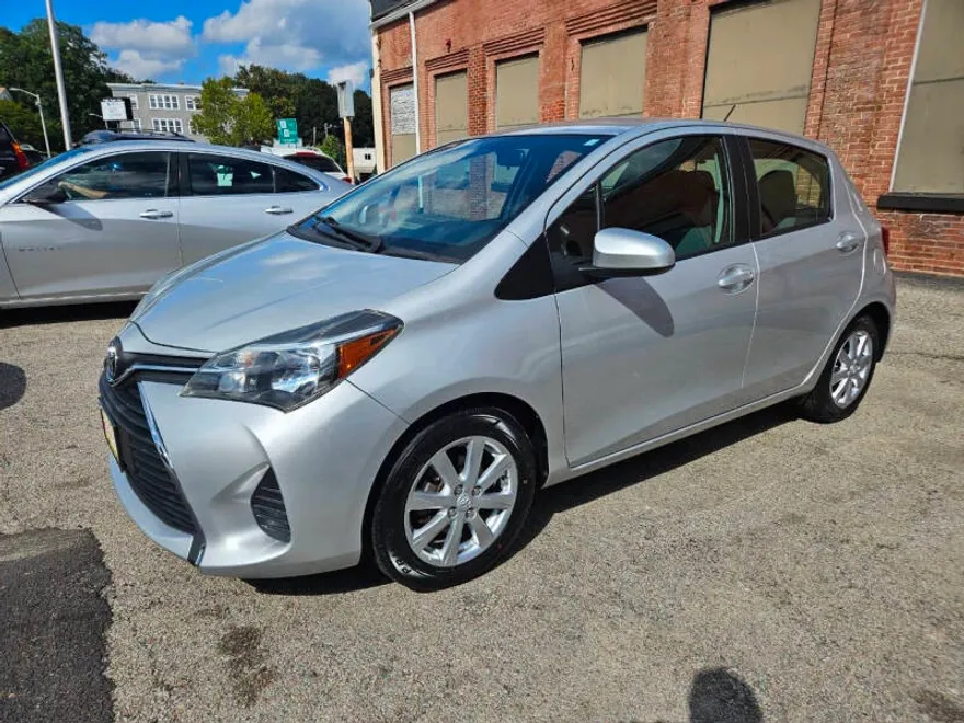 2015 Toyota Yaris LE photo 1