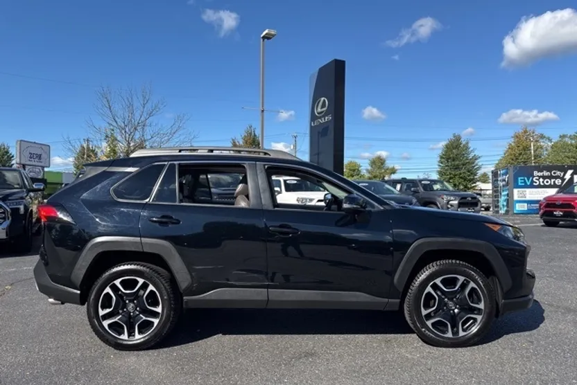 2019 Toyota RAV4 Adventure photo 1