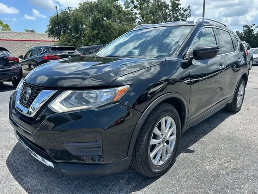 2020 Nissan Rogue SV photo 1
