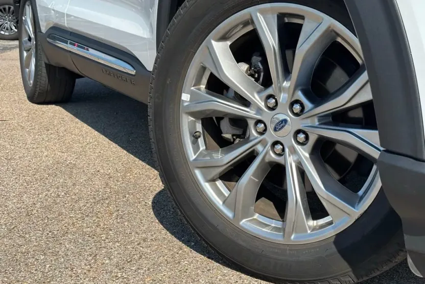 2023 Ford Explorer Limited photo 1