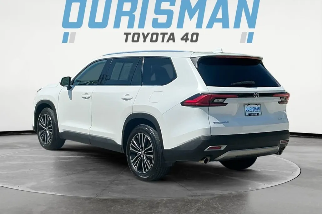 2024 Toyota Highlander Hybrid Platinum photo 1
