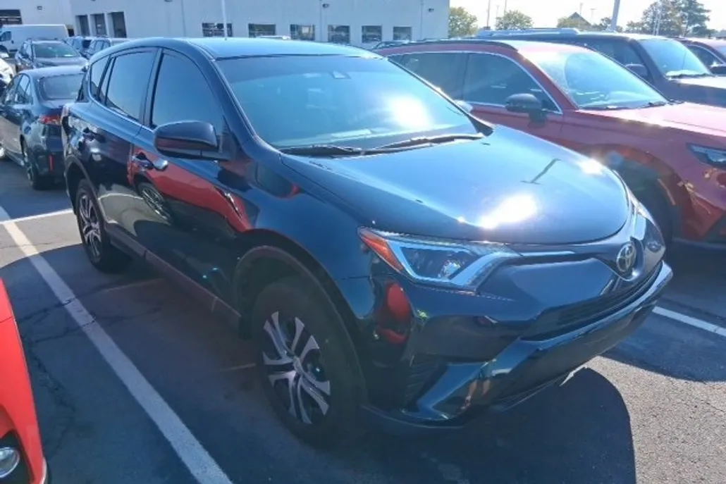 2018 Toyota RAV4 LE photo 1