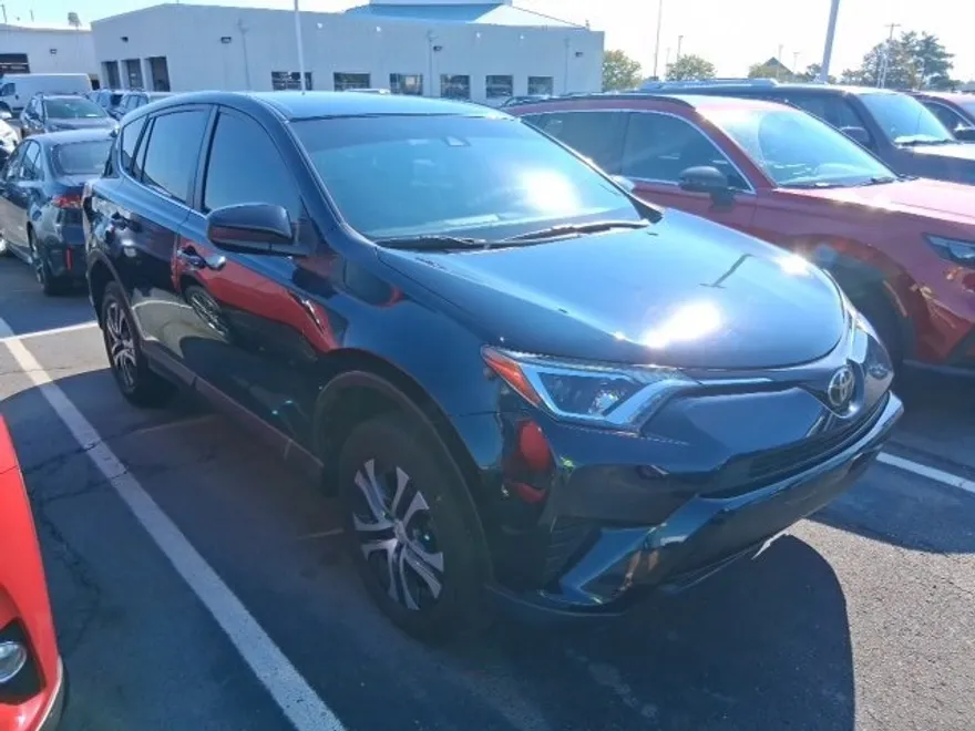 2018 Toyota RAV4 LE photo 1