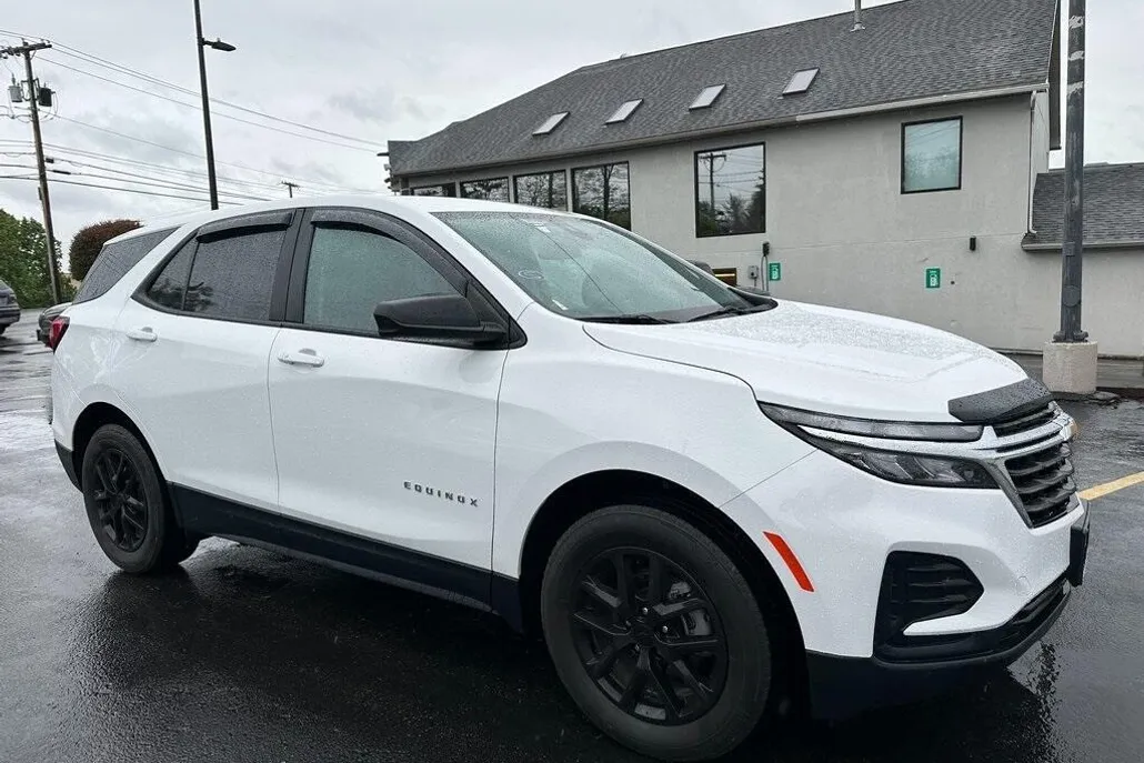 2022 Chevrolet Equinox LS photo 1