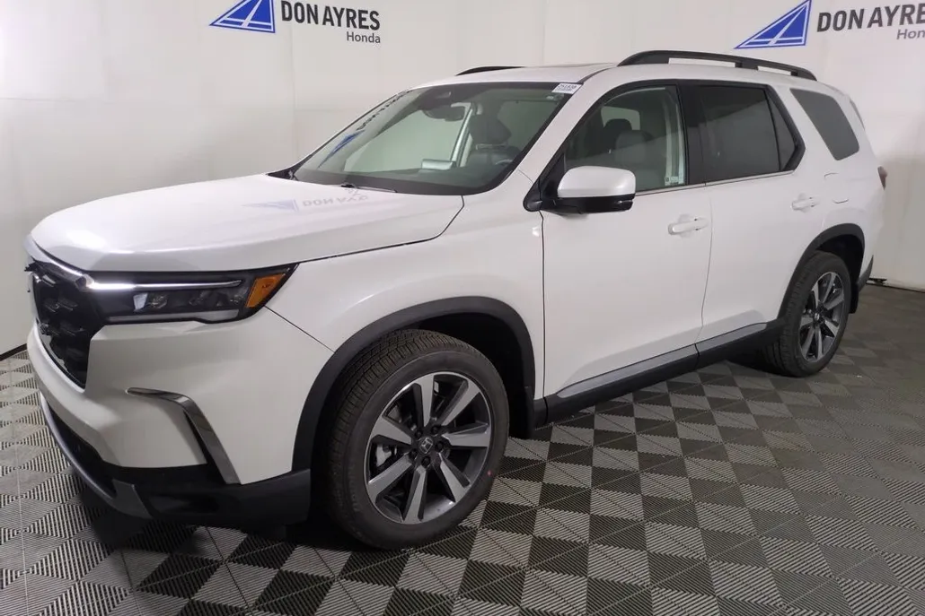 2025 Honda Pilot Touring photo 1