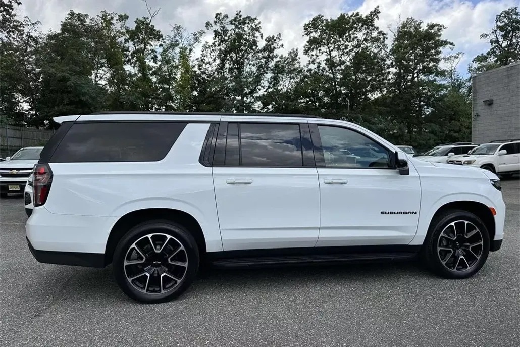 2023 Chevrolet Suburban RST photo 1