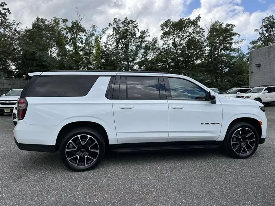 2023 Chevrolet Suburban RST photo 1