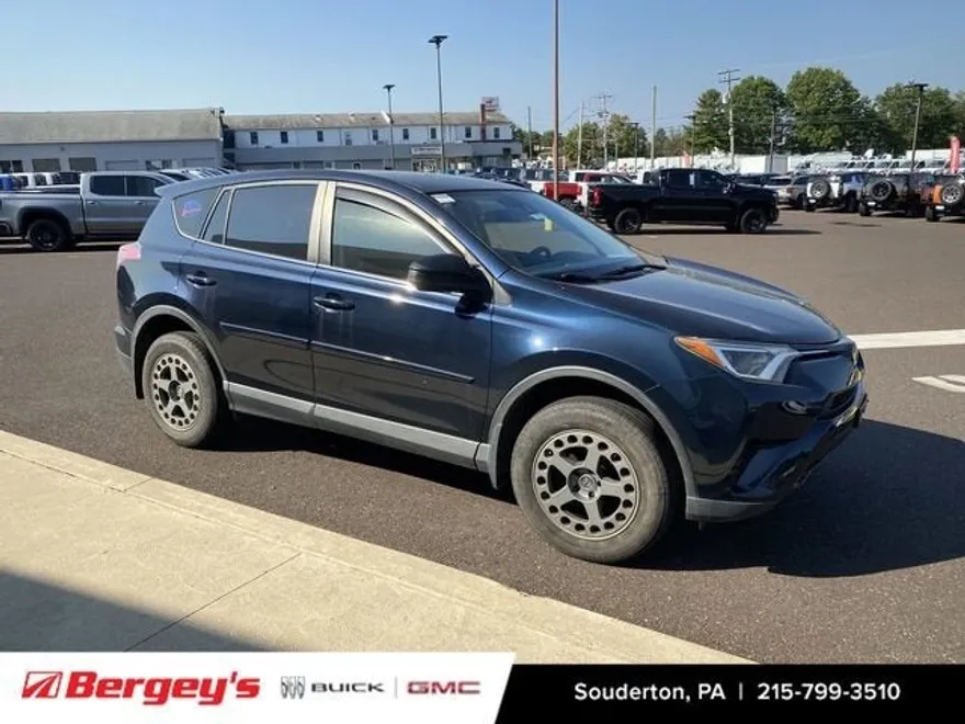 2018 Toyota RAV4 LE photo 1