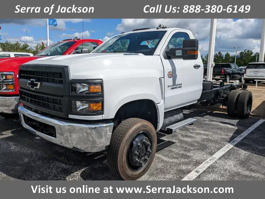 2024 Chevrolet Silverado 5500HD LT photo 1