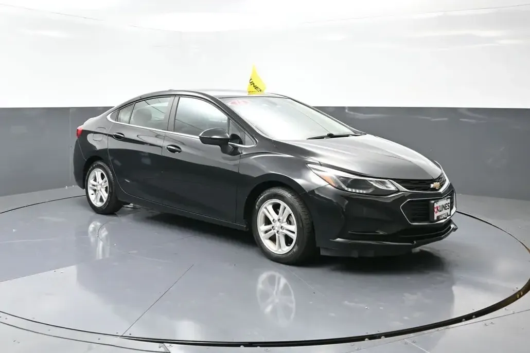 2018 Chevrolet Cruze LT photo 1
