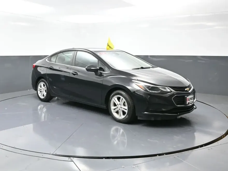 2018 Chevrolet Cruze LT photo 1