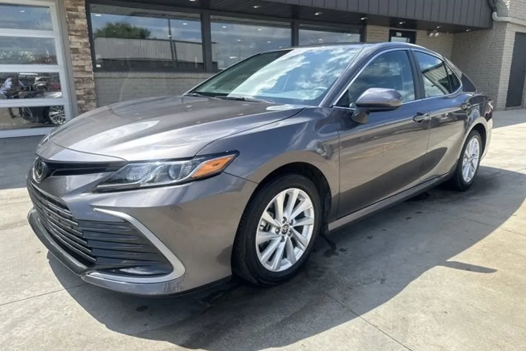 2023 Toyota Camry LE photo 1