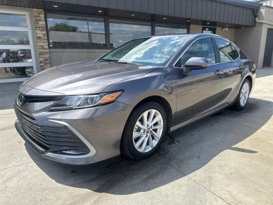 2023 Toyota Camry LE photo 1