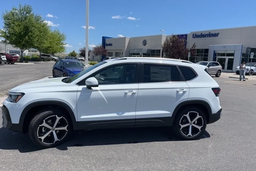 2025 Volkswagen Taos SEL photo 1