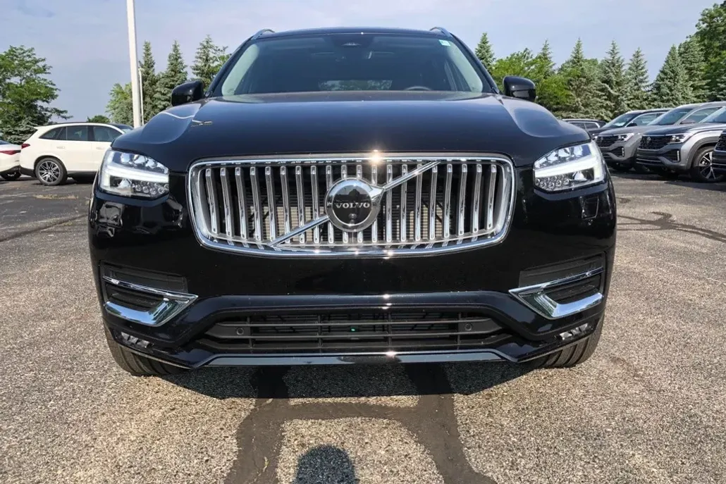2025 Volvo XC90 Plus photo 1