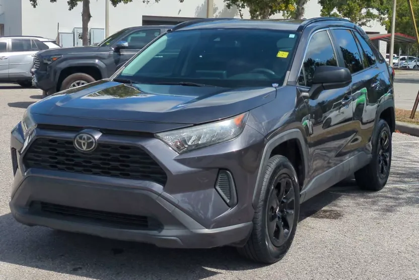 2019 Toyota RAV4 LE photo 1
