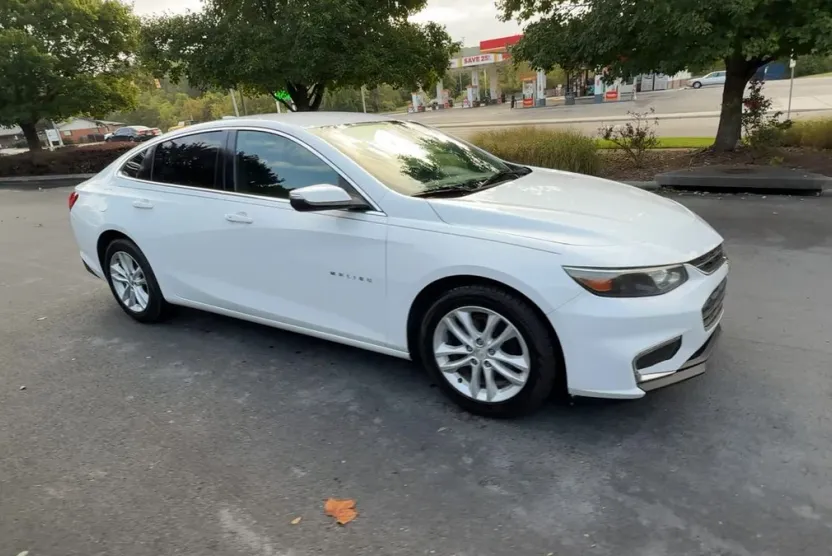 2017 Chevrolet Malibu 1LT photo 1