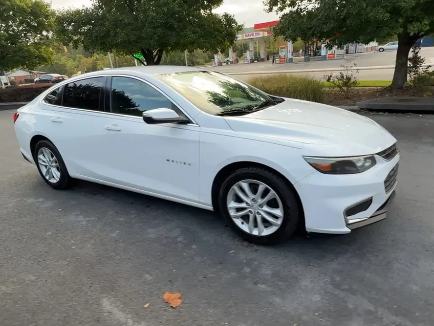 2017 Chevrolet Malibu 1LT photo 1