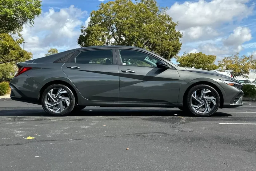 2025 Hyundai Elantra SEL Sport photo 1